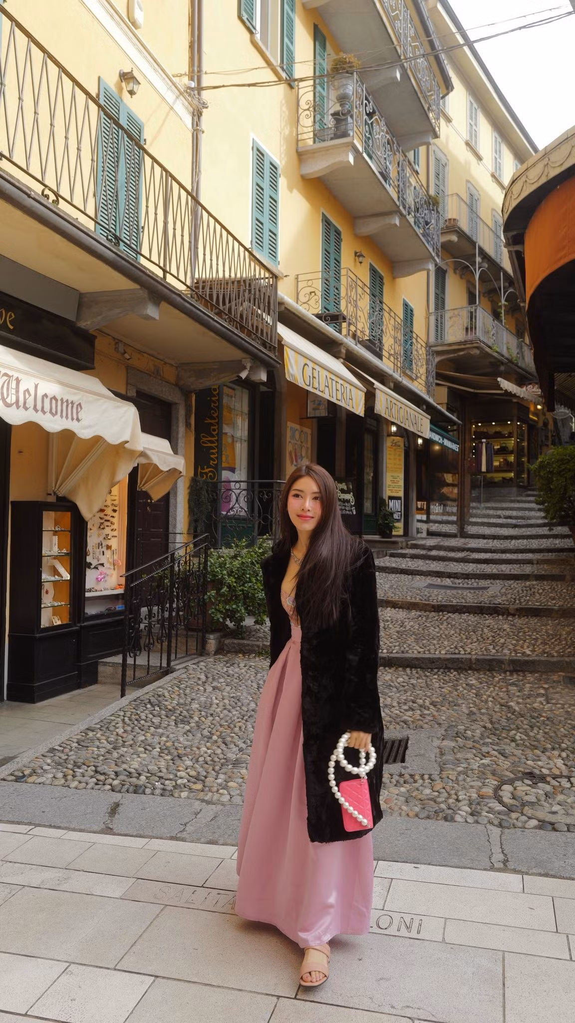 Hiện tại, ở tuổi 25, Linh Trương tận hưởng cuộc sống với hình ảnh được nhiều người nhận xét là "giống trong mơ". Những bức ảnh check-in tại các nhà hàng đắt đỏ, khách sạn cao cấp, sử dụng đồ hiệu của cô thường xuyên trở thành đề tài bàn luận trên mạng xã hội.