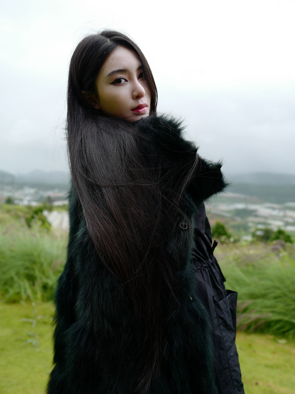 Cũng trong một khoảng thời gian, trên mạng xã hội bất ngờ lan truyền loạt hình ảnh được cho là Linh Trương trước khi phẫu thuật thẩm mỹ. Nhan sắc của cô nhanh chóng bị đặt lên “bàn cân”, kéo theo nhiều ý kiến trái chiều. Không ít người cho rằng hai diện mạo có sự khác biệt rõ rệt, thậm chí khó nhận ra là cùng một người.