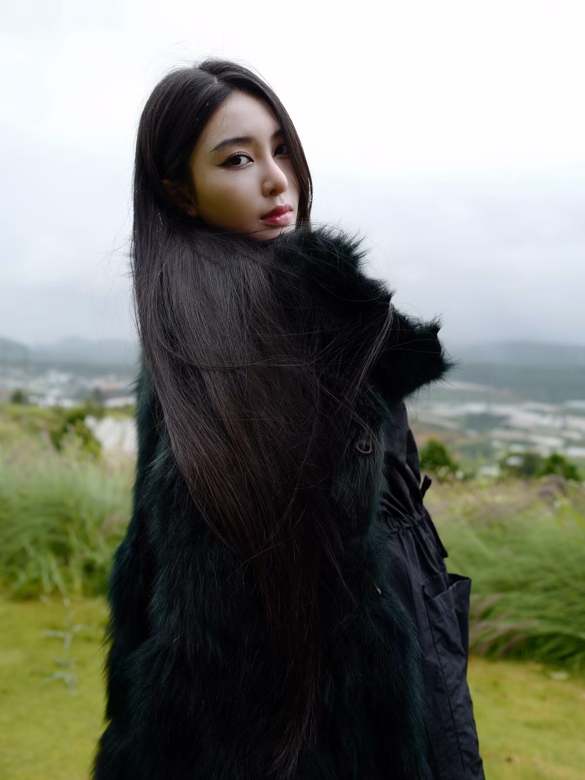 Cũng trong một khoảng thời gian, trên mạng xã hội bất ngờ lan truyền loạt hình ảnh được cho là Linh Trương trước khi phẫu thuật thẩm mỹ. Nhan sắc của cô nhanh chóng bị đặt lên “bàn cân”, kéo theo nhiều ý kiến trái chiều. Không ít người cho rằng hai diện mạo có sự khác biệt rõ rệt, thậm chí khó nhận ra là cùng một người.