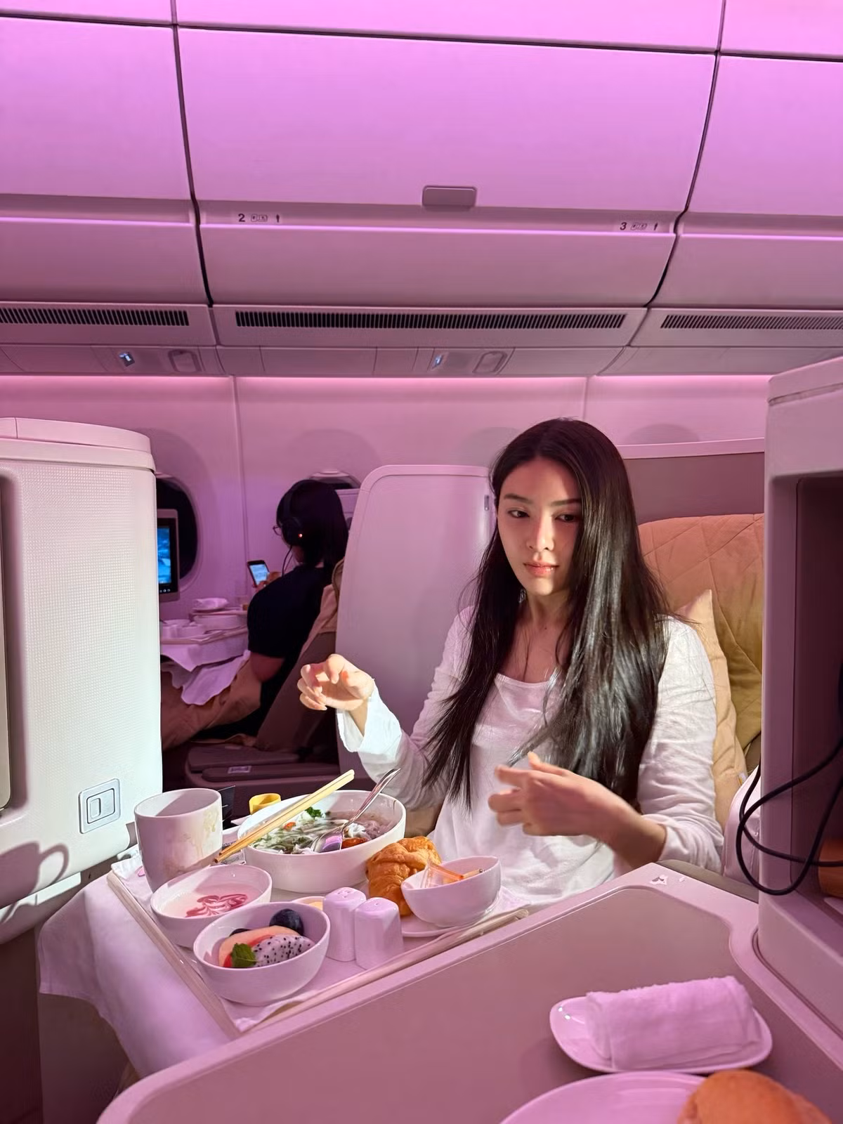 Về phía mình, Linh Trương từng thẳng thắn thừa nhận việc phẫu thuật thẩm mỹ. Cô cho rằng việc quan tâm đến ngoại hình, mong muốn bản thân trở nên xinh đẹp hơn là điều hoàn toàn bình thường đối với con gái và không có gì cần phải giấu giếm.