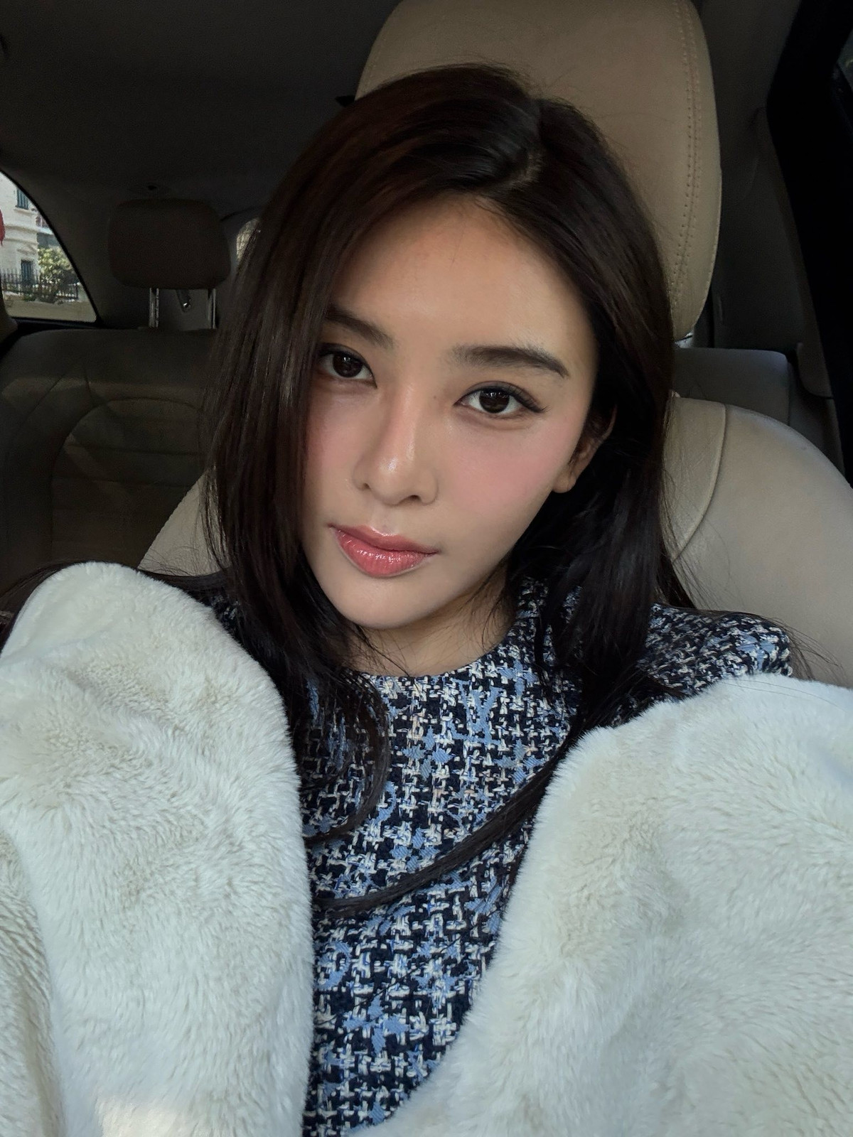 Từ những câu chuyện xoay quanh đời sống cá nhân đến các mối quan hệ tình cảm được dân mạng đặt dấu hỏi, cái tên “Linh Trương là ai?”, "Vì sao clip nào cũng thấy quay ở khách sạn", "Linh Trương làm nghề gì suốt ngày thấy đi du lịch..." nhanh chóng trở thành chủ đề được nhiều người quan tâm.