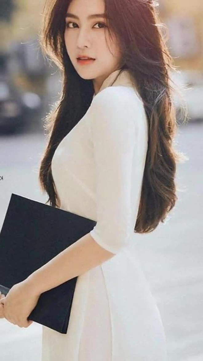 Điều khiến netizen chú ý không chỉ nằm ở nhan sắc của cô gái sinh năm 2001 mà còn là vibe sang chảnh, phong thái tự tin và lối sống được cho là khá “thượng lưu” so với độ tuổi.