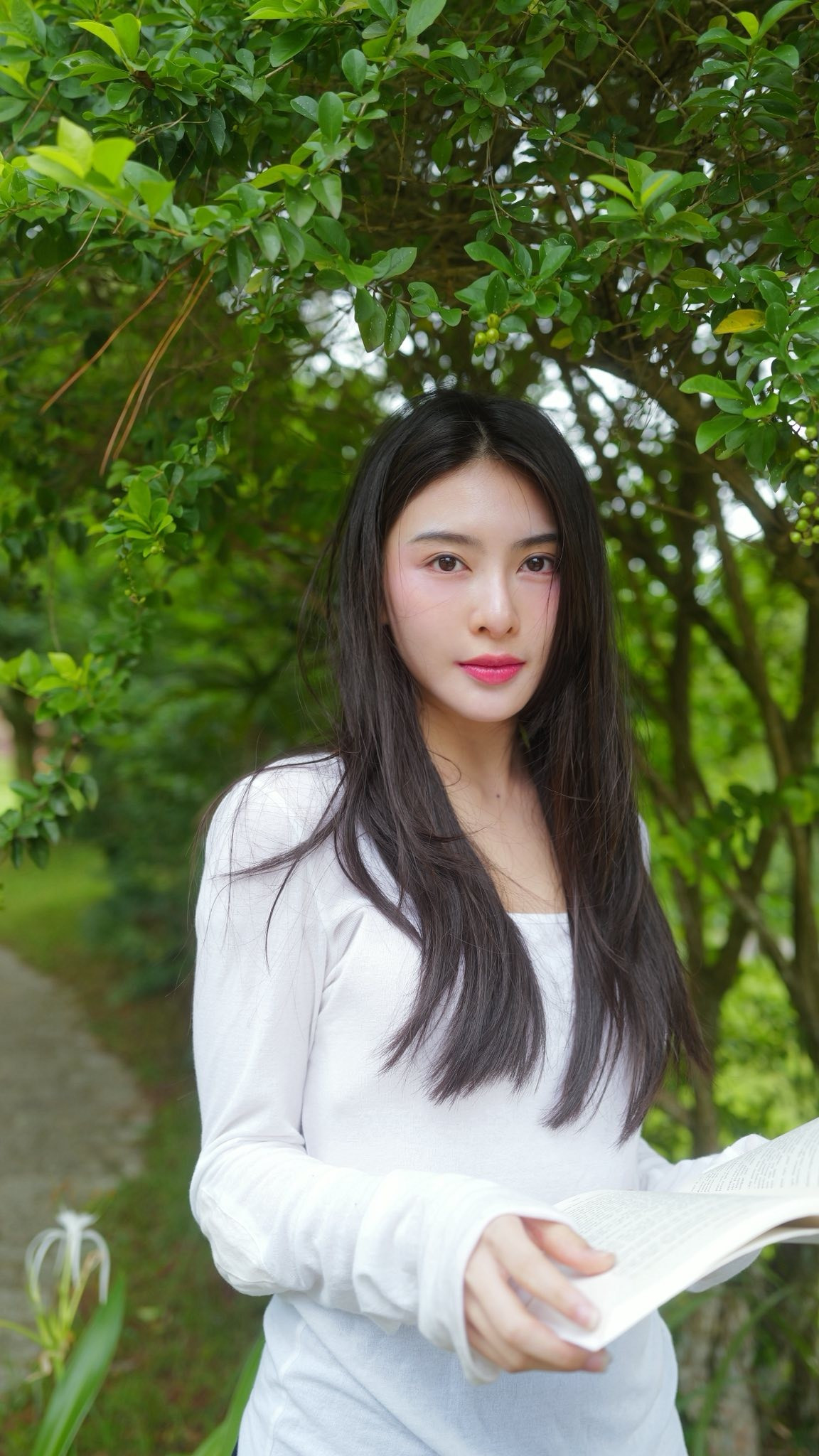 Linh Trương bắt đầu được chú ý từ khoảng năm 2019, khi vừa tròn 18 tuổi. Thời điểm đó, cô nhanh chóng thu hút sự quan tâm nhờ gương mặt sáng, đường nét hài hòa và visual cuốn hút. Nhan sắc của Linh Trương được ví như Phạm Băng Băng bản Việt.