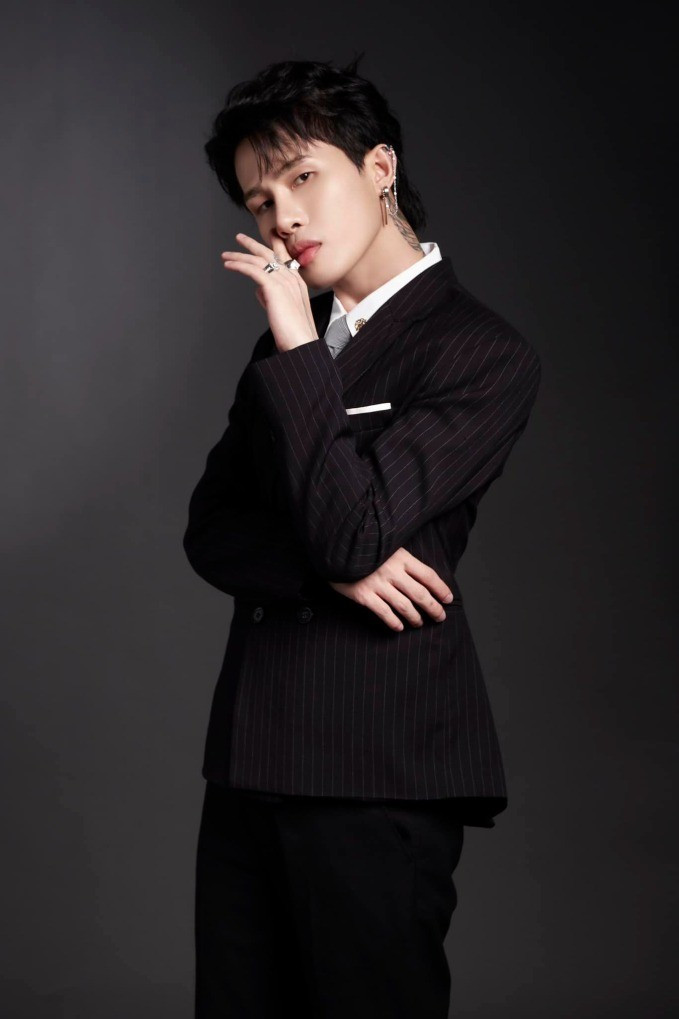 Điểm đặc biệt trong ngoại hình của Jack là sự pha trộn giữa nét hiền lành và phong thái nghệ sĩ. Khi đứng trên sân khấu, anh toát lên vẻ tự tin, mạnh mẽ. Nhưng trong những khoảnh khắc đời thường, Jack lại ghi điểm nhờ sự giản dị và gần gũi.