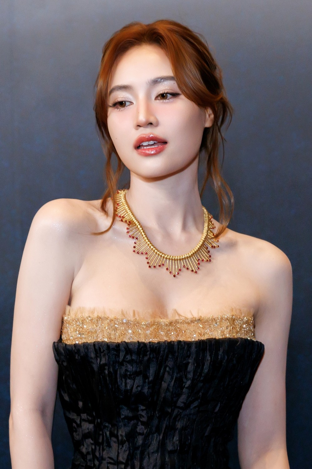 Điểm cuốn hút ở Ninh Dương Lan Ngọc không chỉ nằm ở ngoại hình mà còn ở thần thái linh hoạt. Khi vào vai nhân vật nội tâm, nữ diễn viên có thể thể hiện ánh nhìn sâu lắng, đầy cảm xúc. Còn ngoài đời, cô lại toát lên sự trẻ trung, năng động và gần gũi.