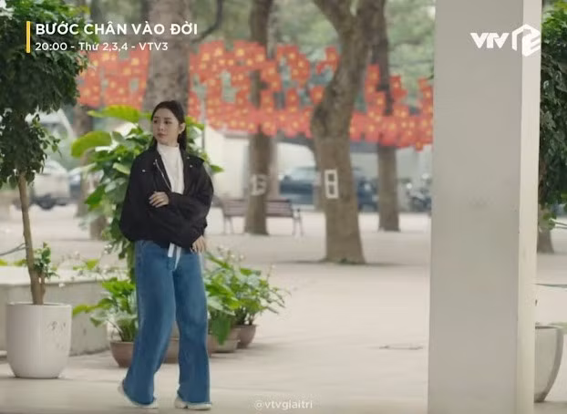 Điểm đặc biệt trong nhan sắc của Thúy Ngân là thần thái. Khi vào vai những nhân vật cá tính, mạnh mẽ, ánh nhìn của nữ diễn viên trở nên sắc lạnh, đầy nội lực. Nhưng trong đời thường hay những vai diễn nhẹ nhàng, cô lại toát lên vẻ nữ tính, gần gũi và duyên dáng. Sự linh hoạt ấy khiến hình ảnh của cô không bị một màu.