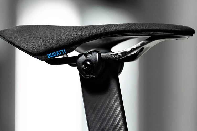 Phuộc trước của xe được thiết kế tỉ mỉ để giảm lực cản thông qua hình dạng tinh tế và khả năng kiểm soát luồng không khí được cải thiện xung quanh vùng trước của xe. Thiết kế này không chỉ tăng cường hiệu quả ở tốc độ cao mà còn cải thiện độ ổn định phía trước, đảm bảo khả năng điều khiển chính xác trong điều kiện đua.