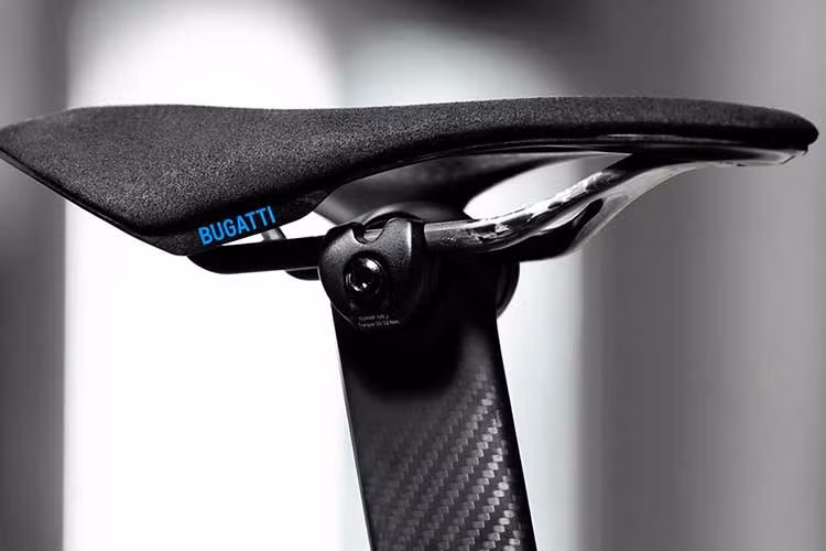 Phuộc trước của xe được thiết kế tỉ mỉ để giảm lực cản thông qua hình dạng tinh tế và khả năng kiểm soát luồng không khí được cải thiện xung quanh vùng trước của xe. Thiết kế này không chỉ tăng cường hiệu quả ở tốc độ cao mà còn cải thiện độ ổn định phía trước, đảm bảo khả năng điều khiển chính xác trong điều kiện đua.