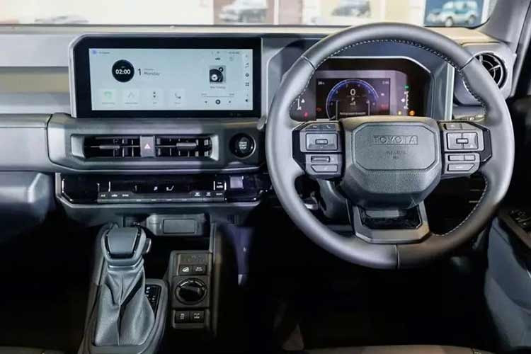 Cuối cùng là những trang bị an toàn như 7 túi khí, hỗ trợ khởi hành ngang dốc, hỗ trợ xuống dốc, đèn pha tự động thích ứng, hệ thống kiểm soát hành trình chủ động, hệ thống an toàn tiền va chạm, cảnh báo lệch làn...