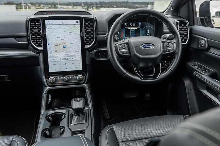 Không chỉ vậy, hãng còn cải thiện độ sang trọng của phiên bản này bằng việc bổ sung hệ thống đèn viền nội thất bắt mắt. Xe được trang bị đầy đủ các công nghệ an toàn và hỗ trợ lái tiên tiến như kiểm soát hành trình thích ứng Stop &amp; Go, phanh tự động khẩn cấp, hỗ trợ giữ làn, cảnh báo điểm mù và camera 360 độ...