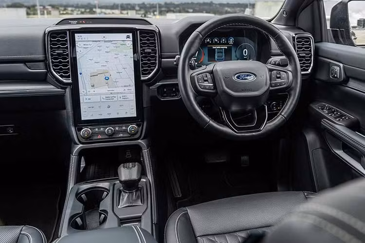 Không chỉ vậy, hãng còn cải thiện độ sang trọng của phiên bản này bằng việc bổ sung hệ thống đèn viền nội thất bắt mắt. Xe được trang bị đầy đủ các công nghệ an toàn và hỗ trợ lái tiên tiến như kiểm soát hành trình thích ứng Stop &amp; Go, phanh tự động khẩn cấp, hỗ trợ giữ làn, cảnh báo điểm mù và camera 360 độ...