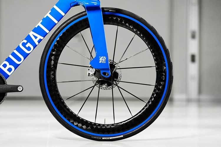 Một số linh kiện đặt riêng như yên xe Selle Italia, đĩa phanh và đĩa xích CARBON-TI, cùng lốp Continental đã được tùy chỉnh độc quyền cho Bugatti Factor ONE, mỗi linh kiện đều được chế tạo để bổ sung cho triết lý hiệu suất cực cao của khung xe.