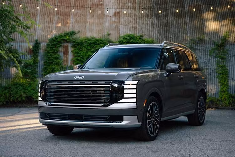 Hiện giá bán của Hyundai Palisade 2026 tại Việt Nam chưa được hé lộ. Trong khi đó, phiên bản hiện đang bán tại Việt Nam có giá từ 1,469-1,589 tỷ đồng. Trong những tháng gần đây, mẫu xe này cũng liên tục được hãng áp dụng chương trình ưu đãi trị giá lên đến 200 triệu đồng.