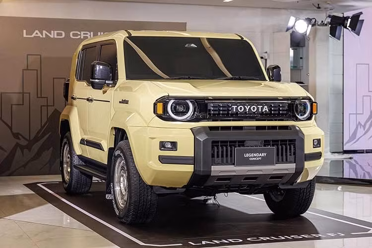 Tại sự kiện ra mắt Land Cruiser FJ ở thị trường Thái Lan, hãng xe Toyota đã trưng bày một số phiên bản lắp thêm phụ kiện của mẫu SUV cỡ nhỏ này. Trong đó, đáng chú ý hơn cả là Toyota Land Cruiser FJ phiên bản Legend lấy cảm hứng thiết kế từ đàn anh Land Cruiser 70.