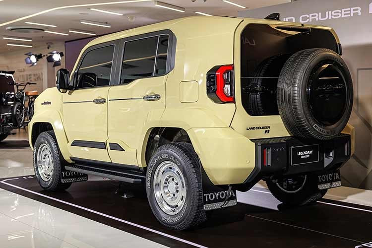 So với bản tiêu chuẩn, mẫu SUV địa hình Toyota Land Cruiser FJ Legend sở hữu một số điểm nhấn khác biệt về mặt thiết kế. Trong đó, nổi bật là lưới tản nhiệt trước và cụm đèn pha LED hình tròn, được bao quanh bằng dải đèn LED định vị ban ngày.