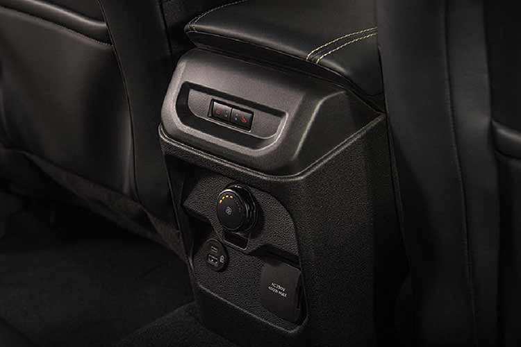 Ford Everest Platinum 2026 có hai cấu hình gồm bản 2.0L Turbo 4x4 hoàn toàn mới và bản V6 3.0L 4x4 cao cấp. Cả hai đều sử dụng hộp số tự động 10 cấp, đi kèm hệ dẫn động 4 bánh, đồng thời được áp dụng chính sách bảo hành 5 năm hoặc 150.000 km cùng bảo hiểm thân vỏ.