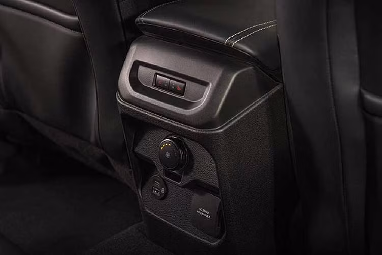 Ford Everest Platinum 2026 có hai cấu hình gồm bản 2.0L Turbo 4x4 hoàn toàn mới và bản V6 3.0L 4x4 cao cấp. Cả hai đều sử dụng hộp số tự động 10 cấp, đi kèm hệ dẫn động 4 bánh, đồng thời được áp dụng chính sách bảo hành 5 năm hoặc 150.000 km cùng bảo hiểm thân vỏ.