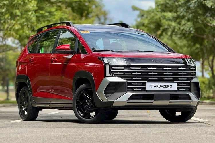 Dải LED định vị đặc trưng chạy ngang đầu xe vẫn được giữ lại, nhưng thiết kế đã được tinh chỉnh, mang cảm giác hiện đại, tương xứng với thiết kế mạnh mẽ của tổng thể xe. Đáng chú ý, đèn xi-nhan nay đã được tích hợp trực tiếp vào dải LED này thay vì nằm tách biệt trong cụm đèn pha như trước.