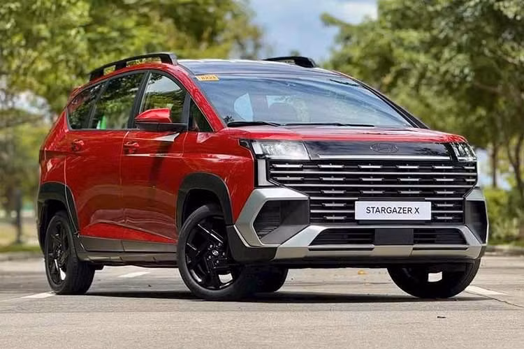 Dải LED định vị đặc trưng chạy ngang đầu xe vẫn được giữ lại, nhưng thiết kế đã được tinh chỉnh, mang cảm giác hiện đại, tương xứng với thiết kế mạnh mẽ của tổng thể xe. Đáng chú ý, đèn xi-nhan nay đã được tích hợp trực tiếp vào dải LED này thay vì nằm tách biệt trong cụm đèn pha như trước.