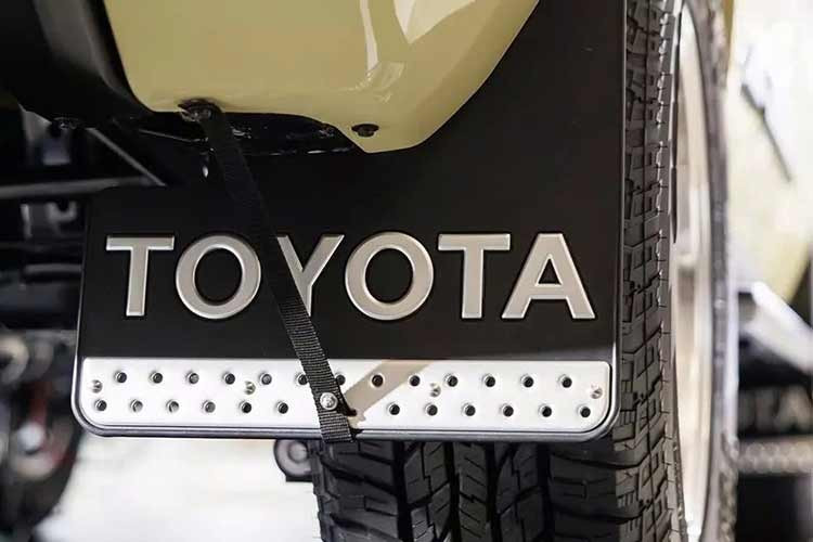 Nằm bên dưới nắp ca-pô của mẫu xe này là động cơ xăng 2TR-FE quen thuộc với 4 xi-lanh, dung tích 2.7L, dung chung với người anh em Fortuner. Động cơ cho công suất tối đa 166 mã lực và mô-men xoắn cực đại 245 Nm, đạt tiêu chuẩn khí thải Euro 6.