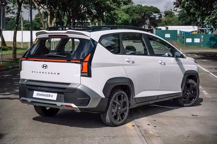 Điểm thay đổi mang tính cốt lõi của Hyundai Stargazer thế hệ mới đó chính là ngôn ngữ thiết kế khác. Thay vì duy trì phong cách bo tròn, có phần "mềm mại" thuần dáng MPV như phiên bản hiện tại, mẫu xe mới sở hữu những đường nét vuông vức, hiện đại và cứng cáp hơn hẳn.