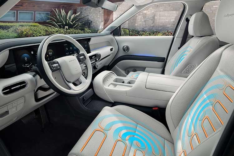 Bên trong Hyundai Palisade 2026 là không gian nội thất 3 hàng ghế với cấu hình 7 chỗ hoặc 8 chỗ ngồi. Trong đó, bản 7 chỗ đi kèm 2 ghế thương gia ở giữa, có thể gập, trượt và ngả chỉnh điện. Hai ghế này còn có tính năng massage tùy chọn và nghiêng để tạo ra lối đi rộng hơn xuống hàng ghế cuối. Riêng hàng ghế thứ ba có thể trượt về phía trước, tăng thể tích khoang hành lý lên 615 lít.