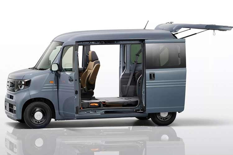 Thay đổi rõ nhất nằm ở khoang cabin khi xe được trang bị cụm đồng hồ kỹ thuật số 7 inch cùng vô lăng hai chấu mới. Các chi tiết này được kế thừa từ các mẫu xe cùng nền tảng như N-Van e: và N-Box. Trên phiên bản cao cấp, Honda chuyển sang sử dụng cổng sạc USB-C thay cho chuẩn USB-A trước đây.