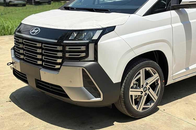Sự thay đổi này mang đến vẻ ngoài mạnh mẽ, tiệm cận với phong cách của một chiếc SUV thực thụ nhưng vẫn đảm bảo được tính thực dụng và không gian rộng rãi đặc trưng của dòng xe MPV.Phần đầu xe là nơi thể hiện rõ nhất sự đổi mới với cụm đèn pha được đẩy lên vị trí cao hơn.