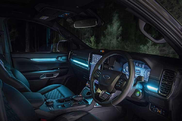 Ford Everest Platinum V6 sở hữu không gian nội thất thiết kế mang thiên hướng thể thao nhưng cũng không kém phần hiện đại. Trước mặt người lái là màn hình 12,4 inch. Màn hình trung tâm 12 inch đặt dọc, hỗ trợ kết nối SYNC4 và hệ thống 12 loa Bang &amp; Olufsen cao cấp.