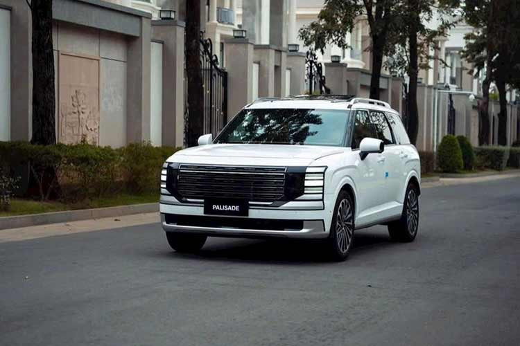 Mẫu xe SUV Hyundai Palisade phiên bản nâng cấp giữa vòng đời đã chính thức ra mắt thị trường toàn cầu vào hồi tháng 12/2024. Sau hơn 1 năm, một số đại lý tại Việt Nam đã nhận cọc cho mẫu SUV cỡ lớn này. Theo nhân viên tư vấn bán hàng tại đại lý, Hyundai Palisade 2026 sẽ ra mắt Việt Nam vào tháng 7 hoặc tháng 8 năm nay.