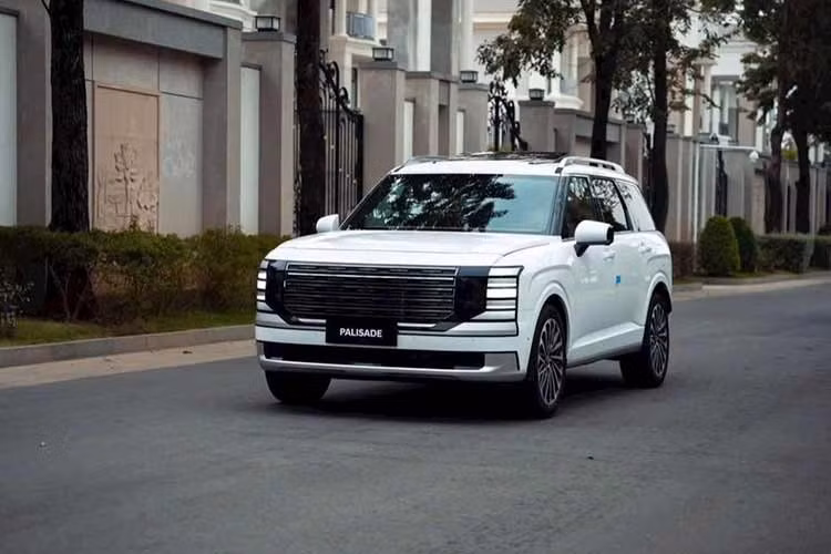 Mẫu xe SUV Hyundai Palisade phiên bản nâng cấp giữa vòng đời đã chính thức ra mắt thị trường toàn cầu vào hồi tháng 12/2024. Sau hơn 1 năm, một số đại lý tại Việt Nam đã nhận cọc cho mẫu SUV cỡ lớn này. Theo nhân viên tư vấn bán hàng tại đại lý, Hyundai Palisade 2026 sẽ ra mắt Việt Nam vào tháng 7 hoặc tháng 8 năm nay.