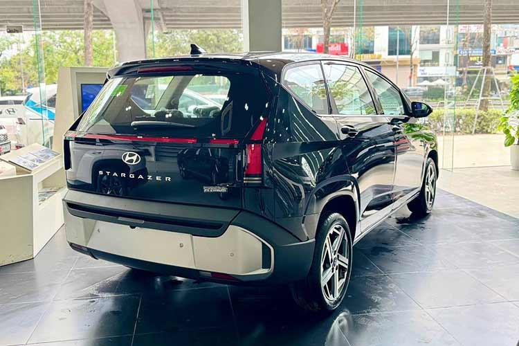 Về mặt an toàn, Stargazer 2026 bản Cao cấp có gói ADAS bao gồm: kiểm soát hành trình thích ứng có Stop &amp; Go, hỗ trợ giữ làn đường, hỗ trợ phòng tránh va chạm phía trước/phía sau/điểm mù hai bên, cảnh báo mở cửa an toàn, đèn pha thích ứng tự động và hỗ trợ cảnh báo xe phía trước di chuyển. Xe được lắp 2 hoặc 6 túi khí, tùy phiên bản. Camera lùi và cảm biến sau theo xe, riêng bản Cao cấp có thêm dàn cảm biến phía trước.