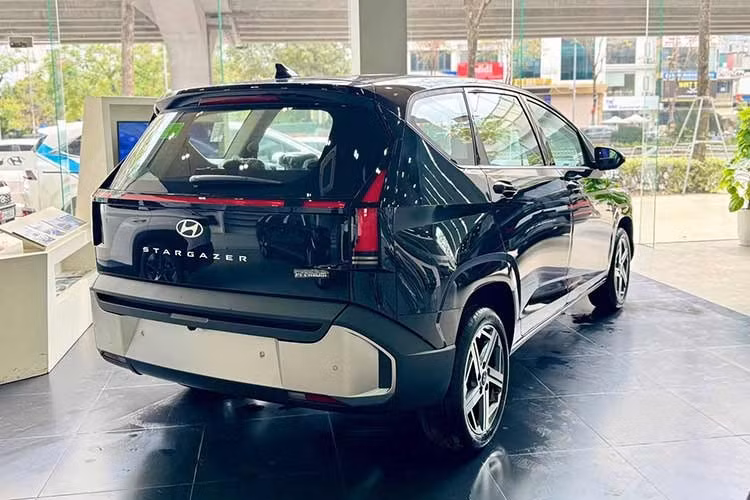 Về mặt an toàn, Stargazer 2026 bản Cao cấp có gói ADAS bao gồm: kiểm soát hành trình thích ứng có Stop &amp; Go, hỗ trợ giữ làn đường, hỗ trợ phòng tránh va chạm phía trước/phía sau/điểm mù hai bên, cảnh báo mở cửa an toàn, đèn pha thích ứng tự động và hỗ trợ cảnh báo xe phía trước di chuyển. Xe được lắp 2 hoặc 6 túi khí, tùy phiên bản. Camera lùi và cảm biến sau theo xe, riêng bản Cao cấp có thêm dàn cảm biến phía trước.