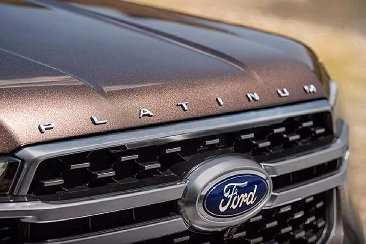 Ngoài ra, Everest Platinum V6 2026 còn được trang bị hệ thống đèn Matrix LED, đèn định vị ban ngày dạng C-Clamp. Xe cũng được bổ sung màu ngoại thất mới Acacia Green khá đẹp mắt, nhằm tăng thêm sự lựa chọn cho khách hàng.