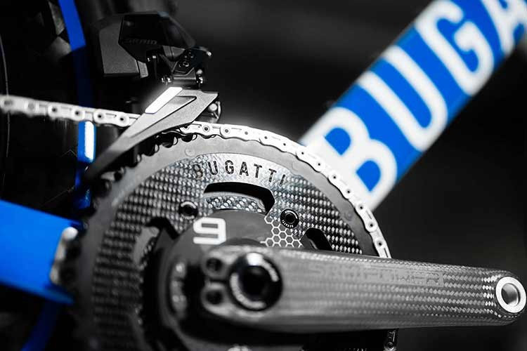 Với trọng lượng đáng kinh ngạc chỉ 1.298 gram cho cả cặp, vành xe 62mm đã được tối ưu hóa để duy trì hiệu suất tốc độ cao, cân bằng giữa giảm lực cản và độ ổn định gió ngang vượt trội. Lớp sợi carbon tiên tiến đã được tinh chỉnh để tối đa hóa độ cứng xoắn và truyền lực dưới tải trọng, đồng thời duy trì độ đàn hồi được kiểm soát cho chất lượng vận hành xe tinh tế.