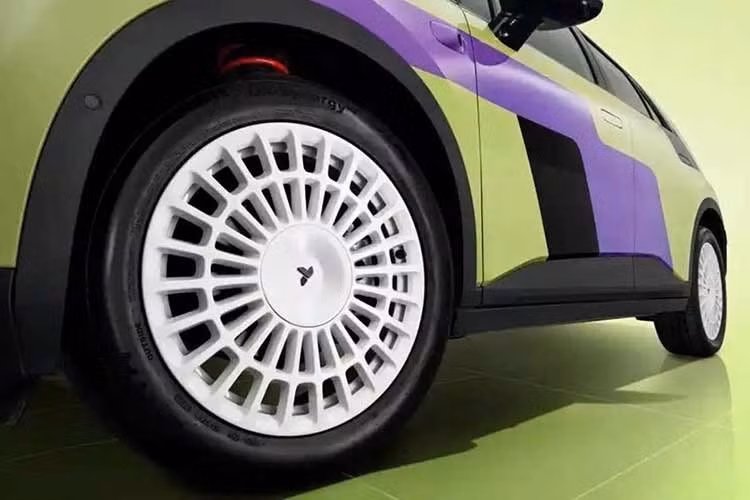 Ngoài ra, trên mẫu xe điện Nio Firefly bản đặc biệt này còn sử dụng bộ mâm hợp kim với thiết kế nan dày dạng lưới, sơn màu trắng theo phong cách xe đua đường trường, mang lại tổng thể vừa tối giản vừa đậm chất cổ điển.