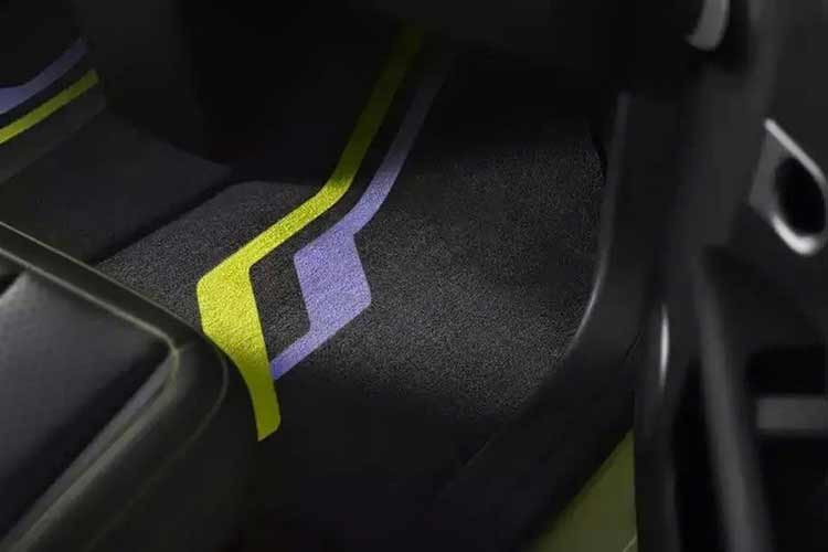 Trừ những thay đổi về thiết kế, Nio Firefly Millennium Wave Special Edition vẫn duy trì trang bị và động cơ như bản thường. Xe sở hữu bảng đồng hồ kỹ thuật số LCD 6 inch, màn hình cảm ứng trung tâm 13,2 inch, vô lăng/ghế trước sưởi, ghế trước chỉnh điện/làm mát/massage, hệ thống âm thanh 14 loa, cửa sổ trời và cửa cốp chỉnh điện.