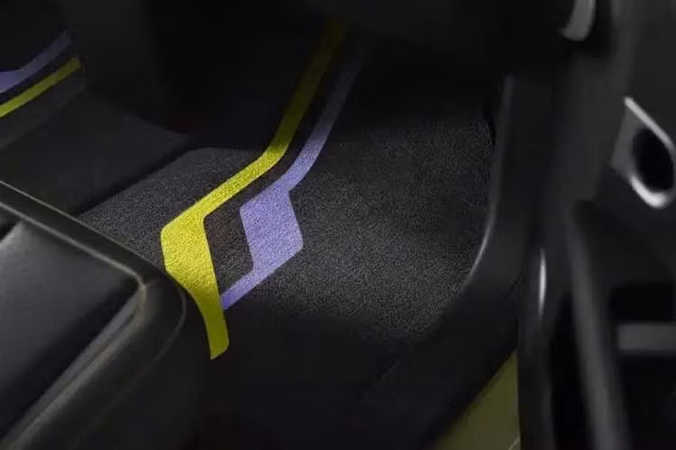 Trừ những thay đổi về thiết kế, Nio Firefly Millennium Wave Special Edition vẫn duy trì trang bị và động cơ như bản thường. Xe sở hữu bảng đồng hồ kỹ thuật số LCD 6 inch, màn hình cảm ứng trung tâm 13,2 inch, vô lăng/ghế trước sưởi, ghế trước chỉnh điện/làm mát/massage, hệ thống âm thanh 14 loa, cửa sổ trời và cửa cốp chỉnh điện.