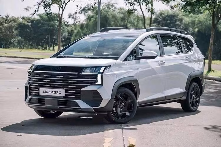 Theo thông tin từ phía đại lý, mẫu MPV Hyundai Stargazer 2026 tại Việt Nam sẽ được phân phối chính hãng với 3 phiên bản gồm Tiêu chuẩn, Đặc biệt và Cao cấp. Mức giá xe bán ra dự kiến lần lượt là 489 triệu đồng, 569 triệu đồng và cao nhất 615 triệu đồng.