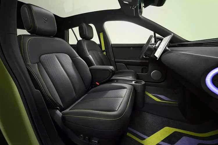 Không gian nội thất được thiết kế theo chủ đề “đêm thiên niên kỷ” với tông đen trầm, kết hợp trần xe bọc vải "tông xuyệt tông". Các chi tiết màu sắc nổi bật được điểm xuyết nhằm tạo điểm nhấn cho nội thất.