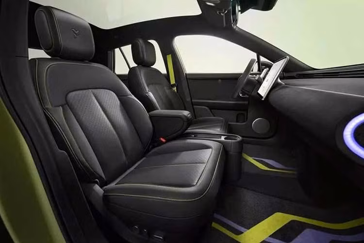 Không gian nội thất được thiết kế theo chủ đề “đêm thiên niên kỷ” với tông đen trầm, kết hợp trần xe bọc vải "tông xuyệt tông". Các chi tiết màu sắc nổi bật được điểm xuyết nhằm tạo điểm nhấn cho nội thất.