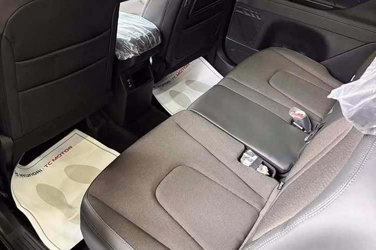 Riêng bản Cao cấp sở hữu điều hòa tự động đi kèm bảng điều khiển dạng cảm ứng. Các vị trí chứa đồ được thiết kế thông minh và thực dụng hơn trước. Phục vụ hành khách hai hàng ghế sau sẽ là cửa gió điều hòa độc lập, bệ tỳ tay trung tâm, bàn gập làm việc và các cổng sạc USB-C.