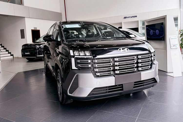 Dưới nắp ca-pô là của Hyundai Stargazer 2026 là khối động cơ xăng 1.5L hút khí tự nhiên, công suất 113 mã lực và mô-men xoắn 144Nm, nối với hộp số vô cấp CVT và hệ dẫn động cầu trước. Người lái có thể tùy chỉnh giữa các chế độ vận hành Tiết kiệm, Thông thường, Thể thao và Thông minh.