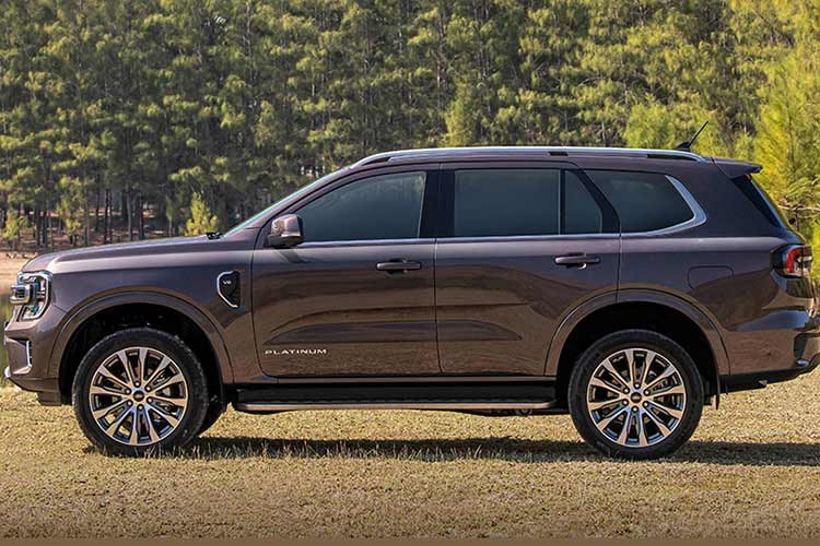Về ngoại hình, mẫu xe SUV Ford Everest 2026 bản Platinum được phân biệt với các phiên bản khác thông qua các chi tiết như lưới tản nhiệt chrome thiết kế riêng, dòng chữ Platinum trên nắp ca-pô và bộ mâm hợp kim 21 inch mới.