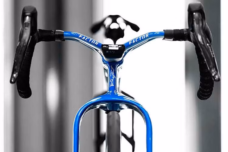 Bugatti Factor One sử dụng sợi carbon làm vật liệu chính nhằm tối ưu khối lượng. Mẫu xe được phát triển dựa trên tiêu chuẩn của các dòng xe đạp đường trường hiệu suất cao, tuân thủ quy định của Liên đoàn Xe đạp Quốc tế (UCI).