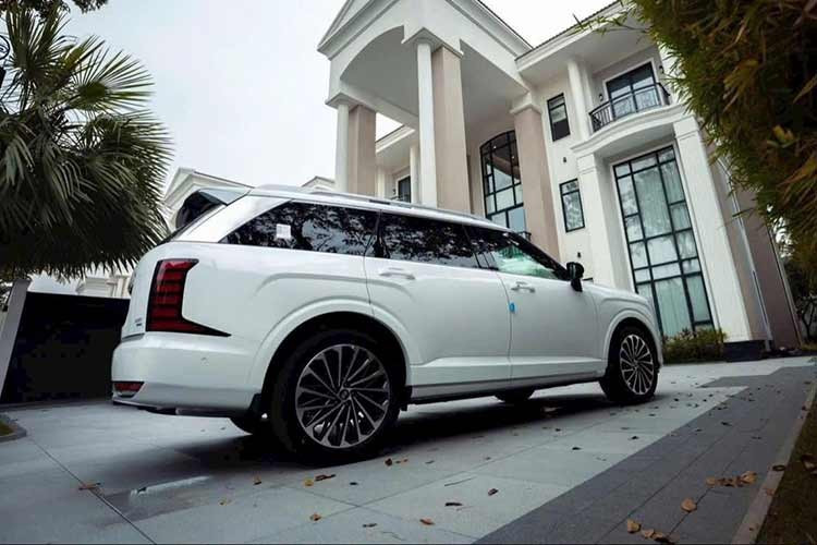 Những chi tiết như hốc bánh, baga nóc, vành la-zăng, cánh gió mui và cản sau cũng đã được làm mới. Trong khi đó, các cột bên sườn có thiết kế thẳng đứng hơn trước. Ngay cả kích thước của Hyundai Palisade 2026 cũng đã thay đổi nhẹ. Theo đó, xe sở hữu kích thước dài x rộng x cao lần lượt 5.060 x 1.980 x 1.805 mm và chiều dài cơ sở 2.970 mm. So với phiên bản cũ, xe dài hơn 65 mm trong khi chiều dài cơ sở tăng 70 mm.