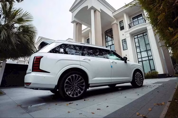 Những chi tiết như hốc bánh, baga nóc, vành la-zăng, cánh gió mui và cản sau cũng đã được làm mới. Trong khi đó, các cột bên sườn có thiết kế thẳng đứng hơn trước. Ngay cả kích thước của Hyundai Palisade 2026 cũng đã thay đổi nhẹ. Theo đó, xe sở hữu kích thước dài x rộng x cao lần lượt 5.060 x 1.980 x 1.805 mm và chiều dài cơ sở 2.970 mm. So với phiên bản cũ, xe dài hơn 65 mm trong khi chiều dài cơ sở tăng 70 mm.