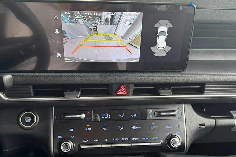 Bên trong khoang cabin, bảng táp lô được thiết kế hiện đại hơn. Bản Đặc biệt và Cao cấp trang bị tiêu chuẩn màn hình giải trí và màn hình đồng hồ nối liền, cùng kích thước 10,25 inch. Vô lăng bọc da, đèn nội thất 1 màu, ghế bọc da kết hợp nỉ, bàn gấp đa năng hàng ghế thứ hai và có tùy chọn chế độ lái. Riêng bản Cao cấp có thêm phanh tay điện tử.