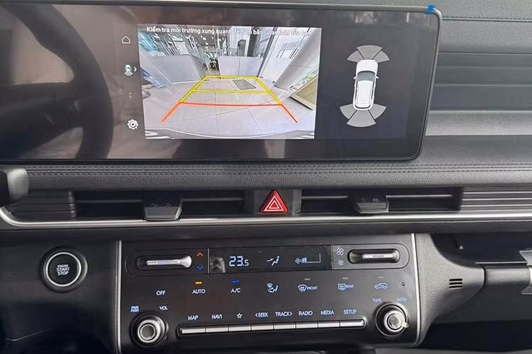 Bên trong khoang cabin, bảng táp lô được thiết kế hiện đại hơn. Bản Đặc biệt và Cao cấp trang bị tiêu chuẩn màn hình giải trí và màn hình đồng hồ nối liền, cùng kích thước 10,25 inch. Vô lăng bọc da, đèn nội thất 1 màu, ghế bọc da kết hợp nỉ, bàn gấp đa năng hàng ghế thứ hai và có tùy chọn chế độ lái. Riêng bản Cao cấp có thêm phanh tay điện tử.