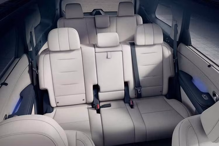 Không chỉ rộng rãi hơn, Palisade 2026 còn sở hữu mặt táp-lô hình chữ U mới, bảng đồng hồ kỹ thuật số và màn hình cảm ứng trung tâm cùng có kích thước 12,3 inch. Bên cạnh đó là cổng sạc USB Type C 100 W dùng để sạc máy tính xách tay, sạc điện thoại không dây chuẩn Qi cũng như bệ tì tay có thể mở ở cả hai hướng. Hệ thống âm thanh Bose 14 loa, khóa kỹ thuật số Hyundai Digital Key 2 và hệ thống ra lệnh bằng giọng nói dựa trên trí thông minh nhân tạo AI...